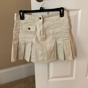 Beige or ivory or tan skirt. 2 pockets with buttons. MUDD. Size 3. EUC